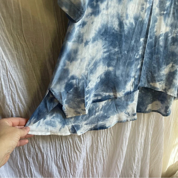 90%OFF❣️Marc New York Andrew Marc Blue Tie Dye V-Neck Short Sleeve Tunic Top, 1X - Picture 5 of 10